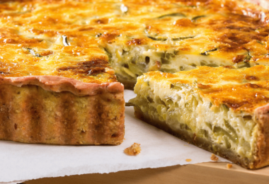 Une quiche au thon et courgette dorée et appétissante, sortie tout juste du four