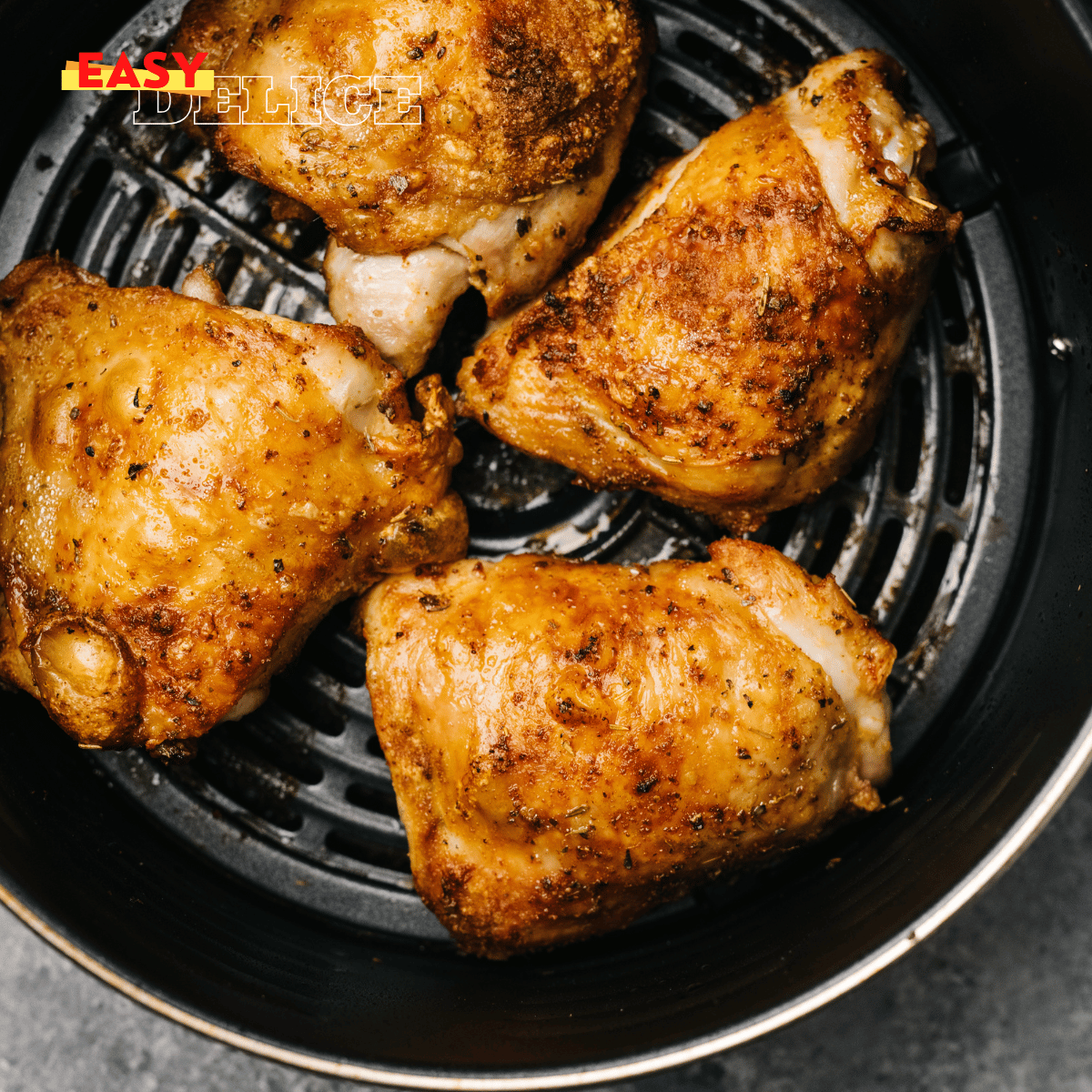 Air fryer moderne et friteuse classique côte à côte dans une cuisine contemporaine 