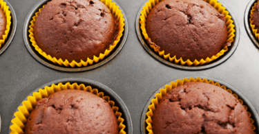 Muffins aux chocolat moelleux et gourmands, sortant du four avec des pépites fondantes