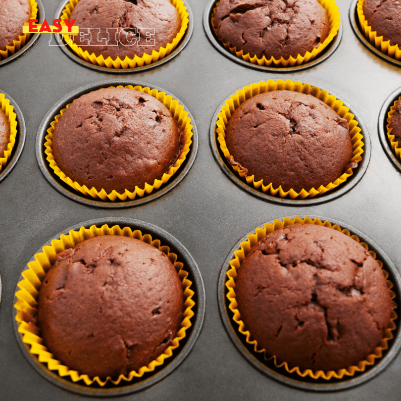 Muffins aux chocolat moelleux et gourmands, sortant du four avec des pépites fondantes