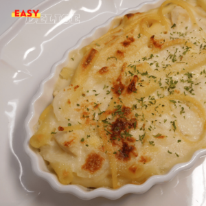 Gratin de macaronis doré et crémeux dans un plat élégant, prêt à être servi