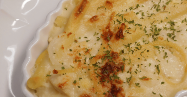 Gratin de macaronis doré et crémeux dans un plat élégant, prêt à être servi