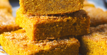 Gâteau moelleux à la citrouille et à la cannelle, décoré d’un glaçage et d’une pincée de cannelle