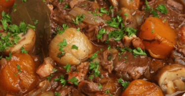 Bœuf bourguignon mijoté servi avec une crème de poireaux onctueuse