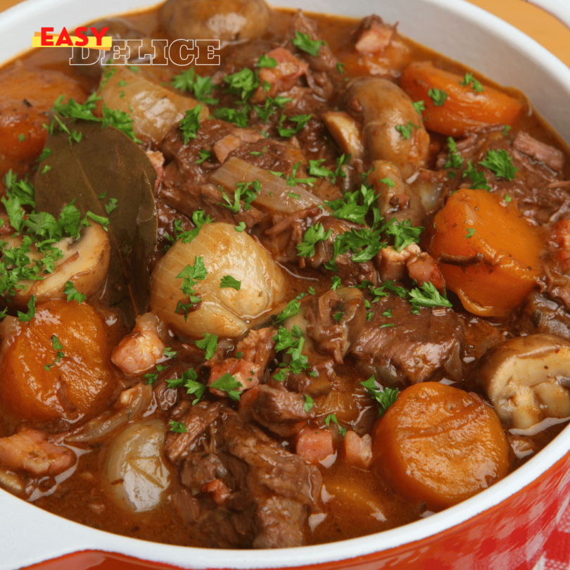 Bœuf bourguignon mijoté servi avec une crème de poireaux onctueuse