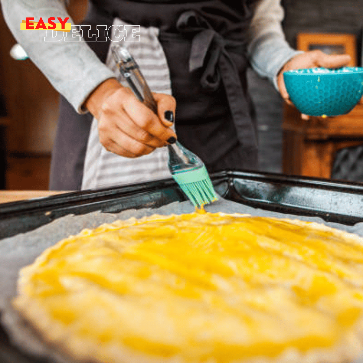 Galette des rois dorée et croustillante avec une part découpée révélant la garniture d’amande