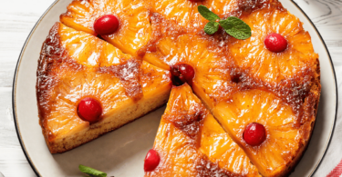 Gâteau renversé à l’ananas doré avec des rondelles caramélisées et une texture moelleuse