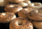 Bagels de Montréal dorés et garnis de graines de sésame