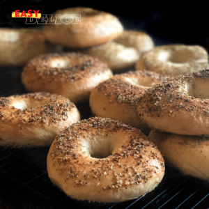 Bagels de Montréal dorés et garnis de graines de sésame