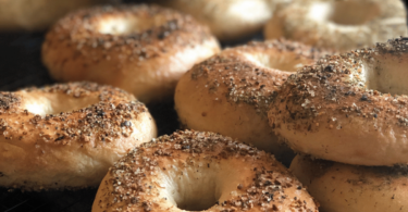 Bagels de Montréal dorés et garnis de graines de sésame