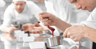 Pâtissier amateur créant un dessert sophistiqué avec des ustensiles de base