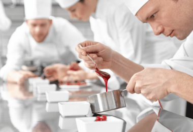 Pâtissier amateur créant un dessert sophistiqué avec des ustensiles de base