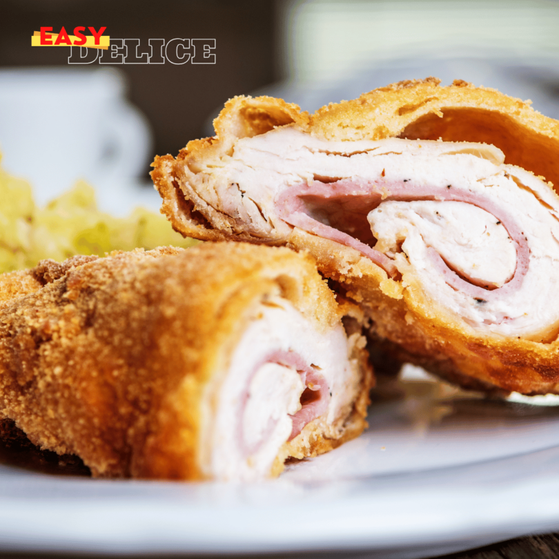 Un cordon bleu maison doré, coupé pour révéler une garniture fondante au fromage et au jambon