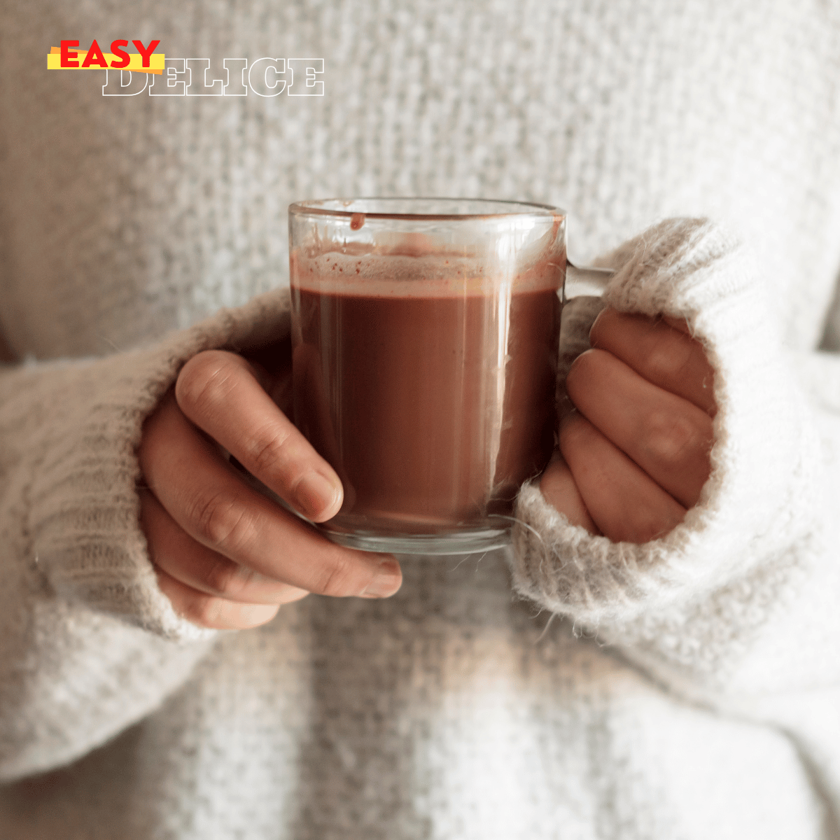 Une tasse de thé fumant, un chocolat chaud crémeux et une infusion fruitée sur une table hivernale