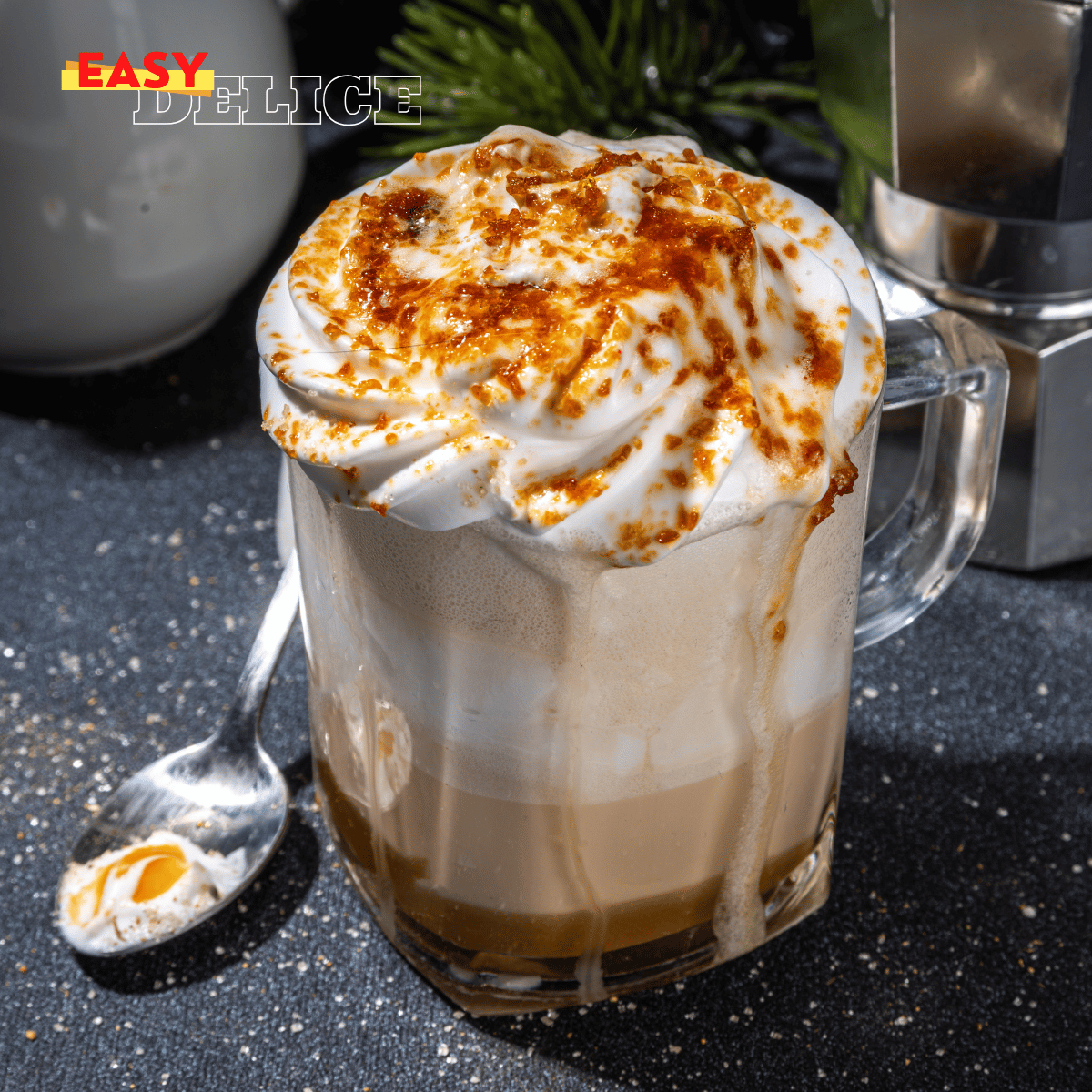 Une tasse de thé fumant, un chocolat chaud crémeux et une infusion fruitée sur une table hivernale