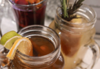 Une tasse de thé fumant, un chocolat chaud crémeux et une infusion fruitée sur une table hivernale