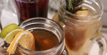 Une tasse de thé fumant, un chocolat chaud crémeux et une infusion fruitée sur une table hivernale