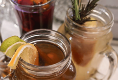 Une tasse de thé fumant, un chocolat chaud crémeux et une infusion fruitée sur une table hivernale