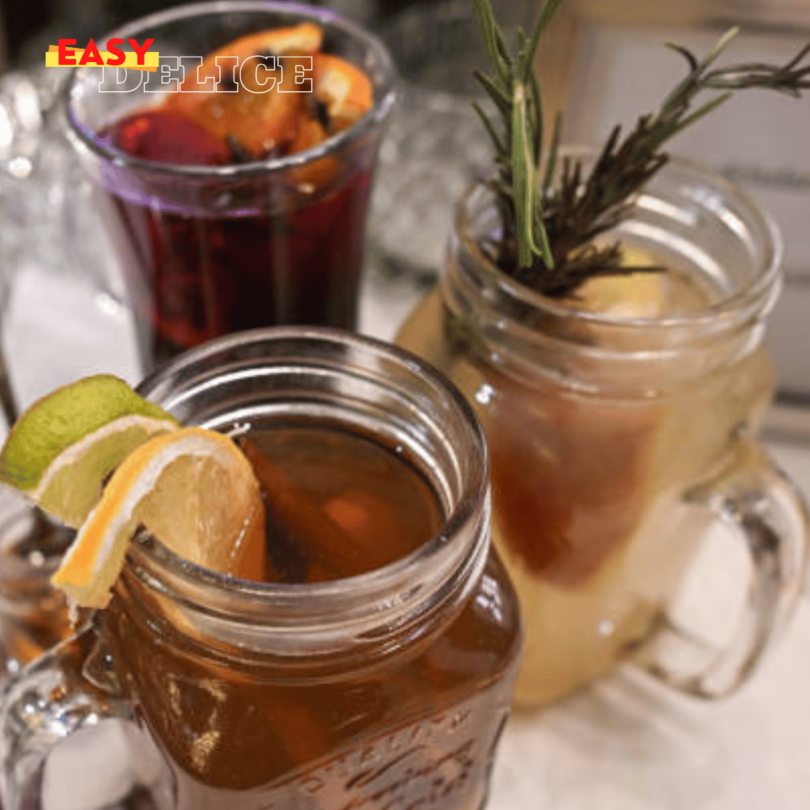 Une tasse de thé fumant, un chocolat chaud crémeux et une infusion fruitée sur une table hivernale