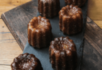 Canelés bordelais dorés avec leur croûte brillante et une texture fondante à l'intérieur.