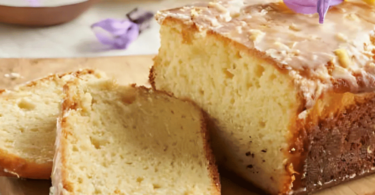 Cake citron doré et moelleux, nappé d’une sauce acidulée et garni de zestes de citron