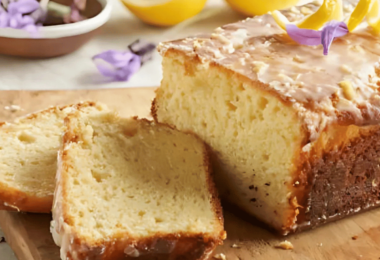 Cake citron doré et moelleux, nappé d’une sauce acidulée et garni de zestes de citron