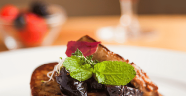 Une assiette gastronomique élégante avec des ingrédients premium comme le caviar et le foie gras