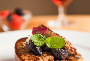 Une assiette gastronomique élégante avec des ingrédients premium comme le caviar et le foie gras