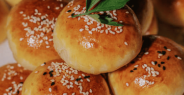 Buns dorés et farcis au poulet et poivrons avec du fromage fondant à l’intérieur