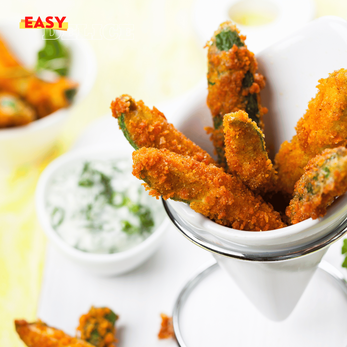 Assiette de plats Keto variés et croustillants réalisés avec un Airfryer, comme des légumes rôtis et du poulet grillé.