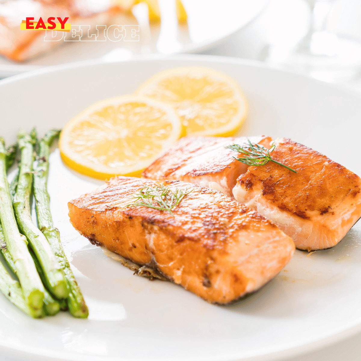 Assiette de plats Keto variés et croustillants réalisés avec un Airfryer, comme des légumes rôtis et du poulet grillé.