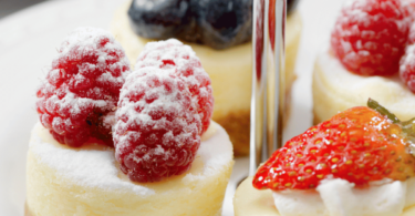 Mini cheesecakes gourmands décorés de fruits frais et d’un coulis savoureux