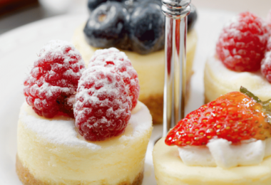 Mini cheesecakes gourmands décorés de fruits frais et d’un coulis savoureux