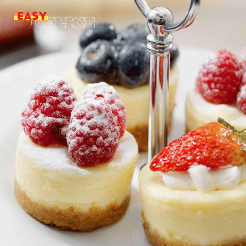 Mini cheesecakes gourmands décorés de fruits frais et d’un coulis savoureux