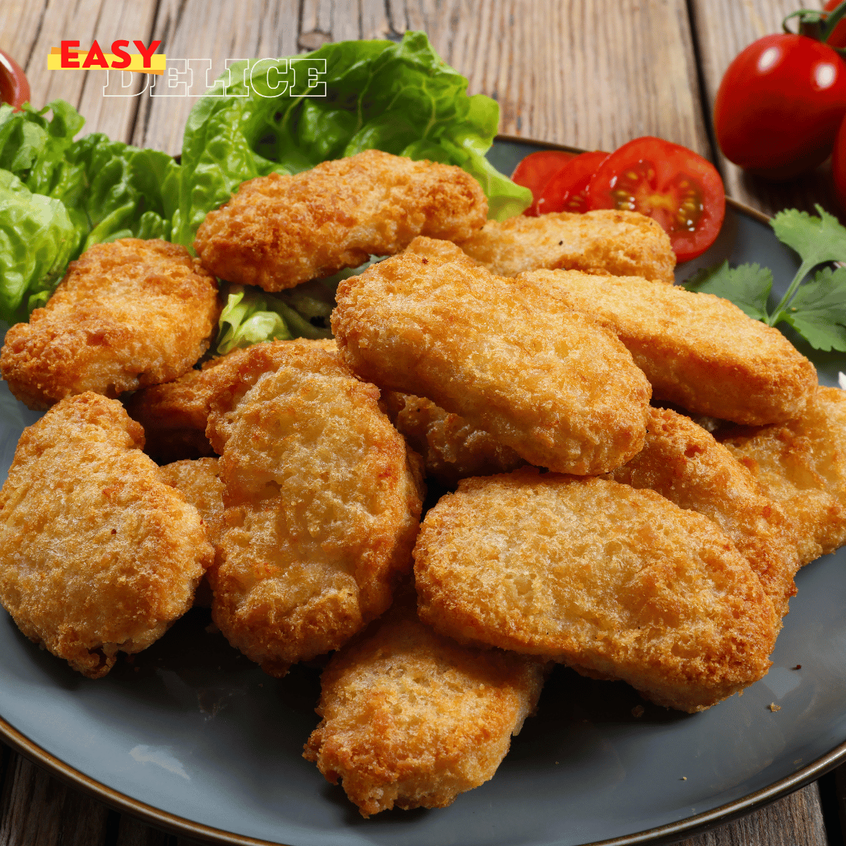 Assiette de plats Keto variés et croustillants réalisés avec un Airfryer, comme des légumes rôtis et du poulet grillé.