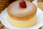 Gâteau japonais au fromage moelleux et aérien, saupoudré de sucre glace et décoré de fruits frais