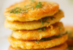 Croquettes dorées et croquantes servies avec une sauce maison, sur une assiette colorée