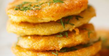 Croquettes dorées et croquantes servies avec une sauce maison, sur une assiette colorée