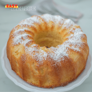 Un Bundt cake au citron doré et moelleux, joliment glacé, posé sur un plat élégant