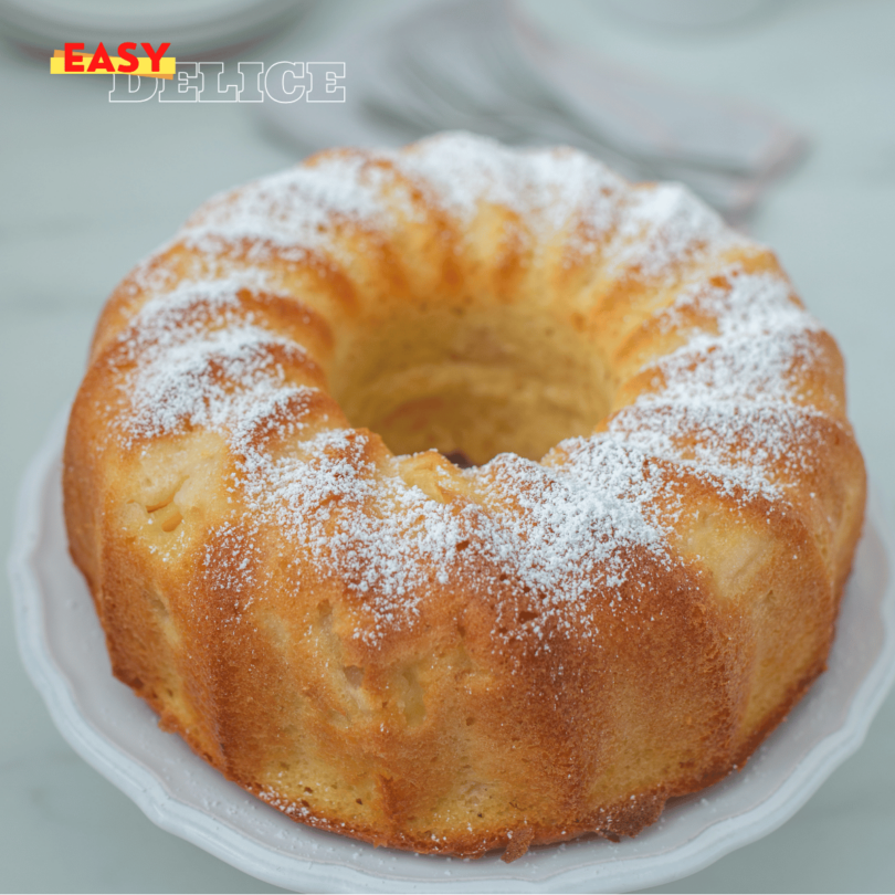 Un Bundt cake au citron doré et moelleux, joliment glacé, posé sur un plat élégant