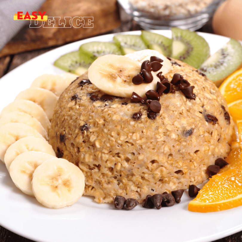 Bowl cake moelleux, garni de fruits frais et de miel, servi dans un bol