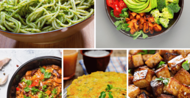 Assiette colorée de plats végétaliens : légumes rôtis, riz aux herbes, tofu mariné et avocat.