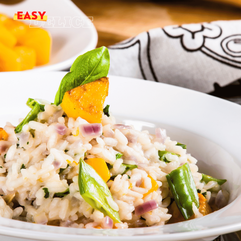 Bol de risotto à la courge butternut garni de parmesan râpé et de feuilles de sauge fraîche.