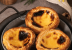 Plateau de pastéis de nata dorés avec leur crème vanillée et une pâte feuilletée croustillante