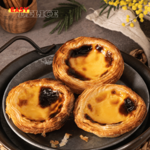 Plateau de pastéis de nata dorés avec leur crème vanillée et une pâte feuilletée croustillante