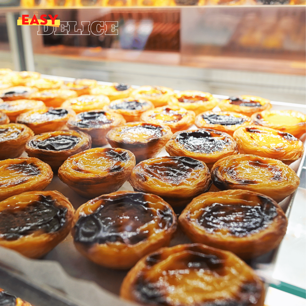 Plateau de pastéis de nata dorés avec leur crème vanillée et une pâte feuilletée croustillante