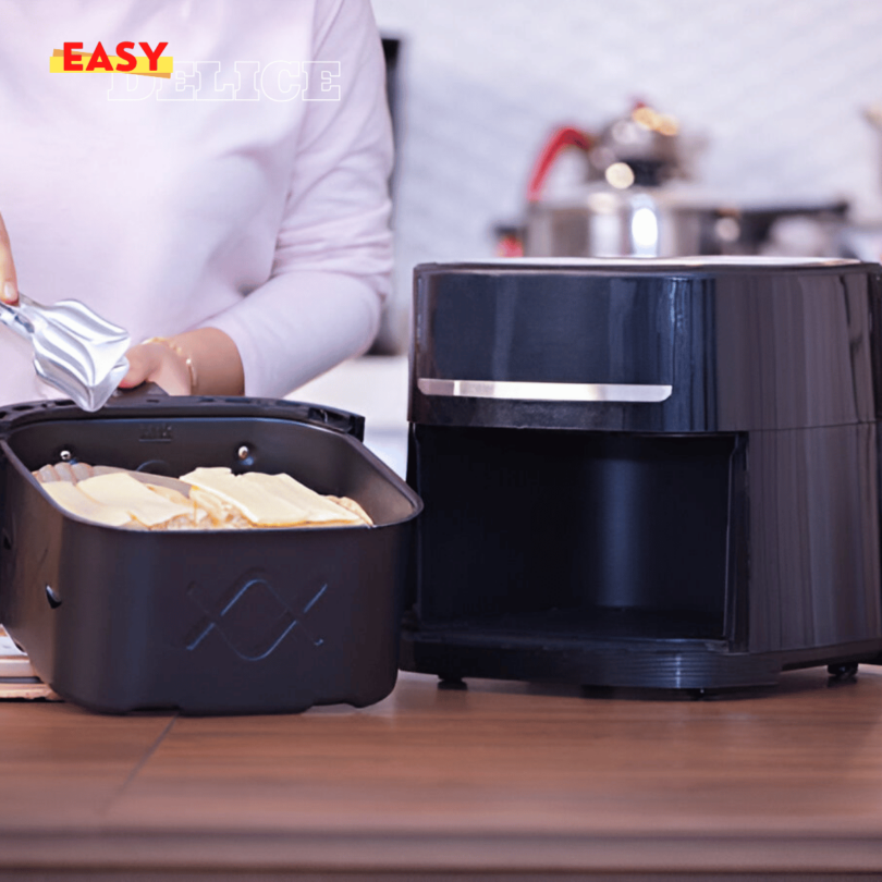 Airfryer moderne sur un comptoir de cuisine, rempli de frites dorées et croquantes.