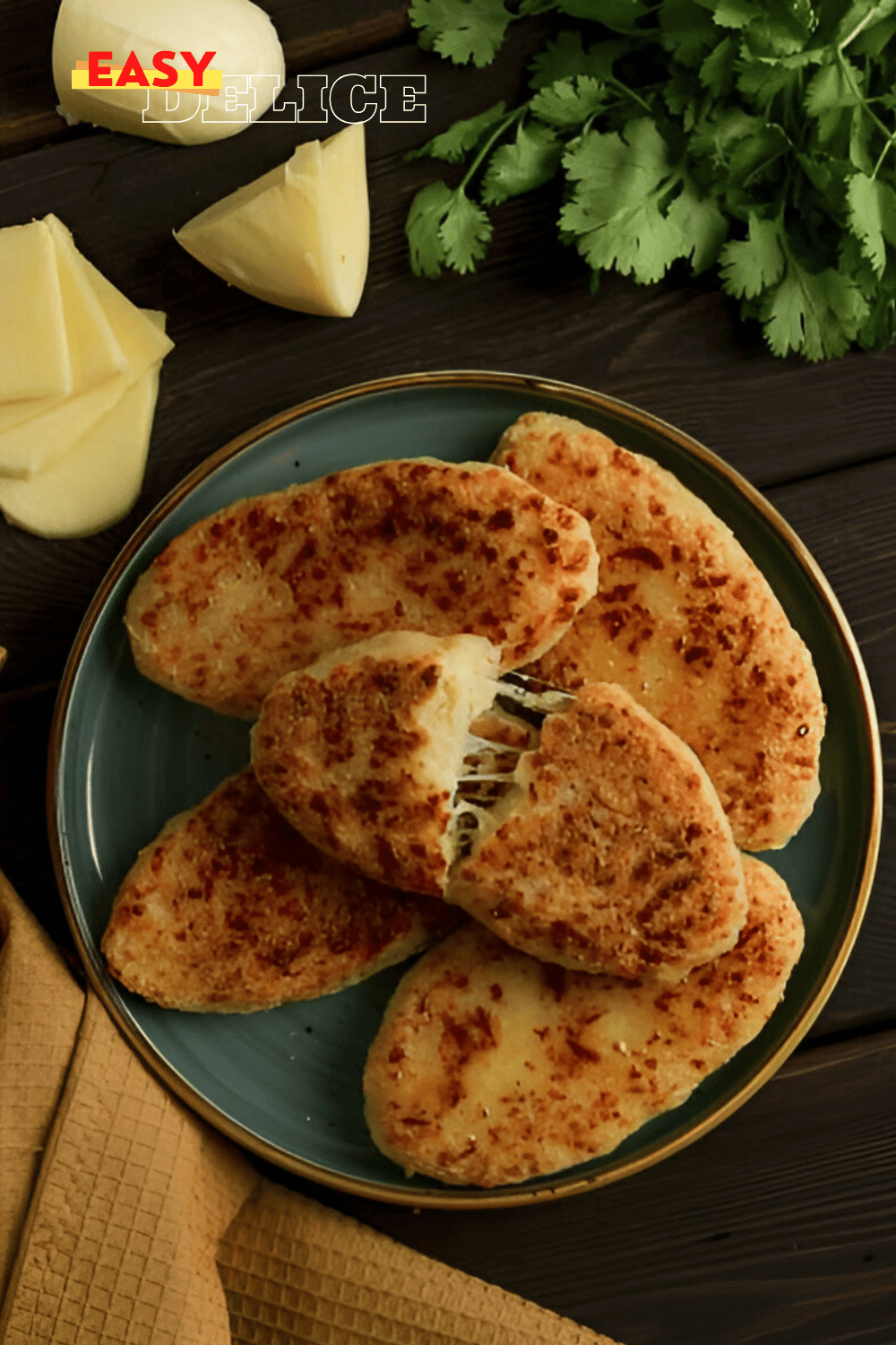 Pommes de terre farcies dorées et croustillantes, prêtes à être servies avec une salade verte.