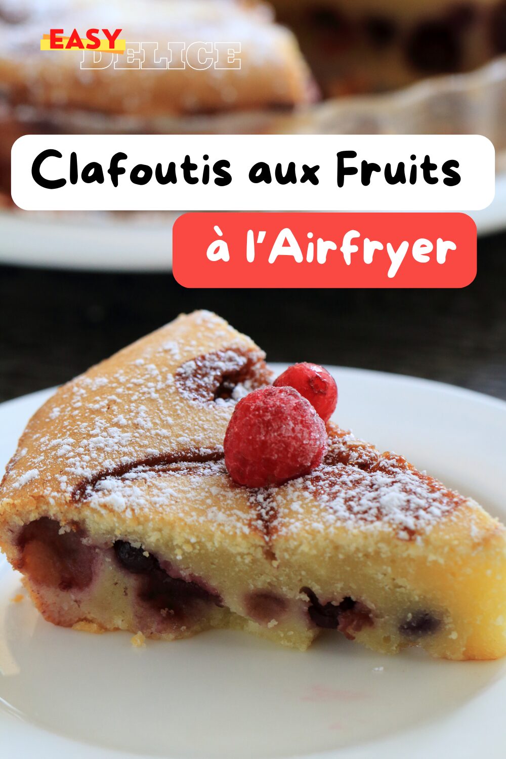 Clafoutis aux fruits moelleux, cuit dans un moule à l’Airfryer, saupoudré de sucre glace.