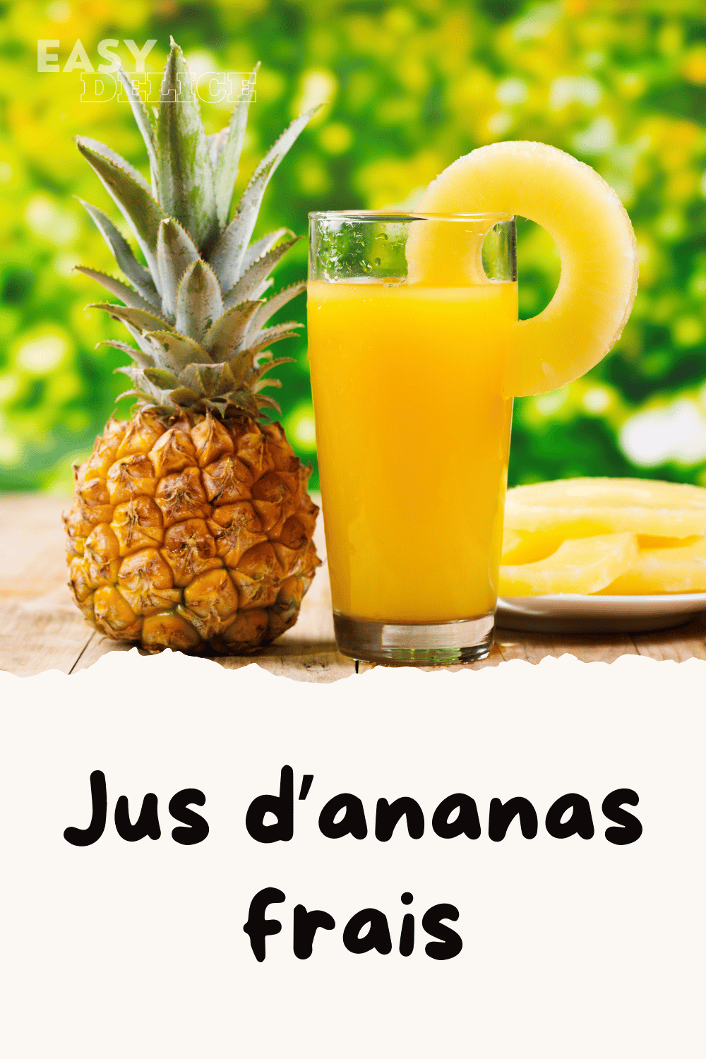 Jus d’ananas frais dans un verre, décoré d’une tranche d’ananas et de glaçons, une boisson tropicale et rafraîchissante